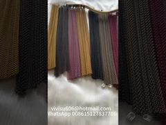 Mira: Cortinas de seguridad de malla de acero ilimitadas con seis opciones de color en exhibición