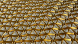 Exhibición física de malla metálica ondulada.