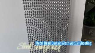 Video real de una cortina de cuentas de metal.