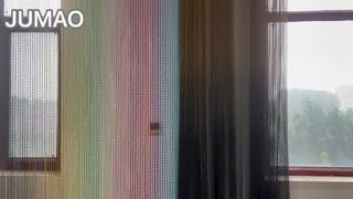 Vídeo grabado en fábrica: cortinas con ganchos metálicos multicolores