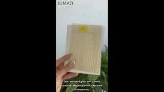 Imágenes de escena real: malla metálica dentro de vidrio laminado transparente