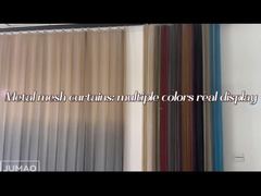 Video en toma real de cortinas de malla metálica en varios colores.