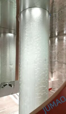 Muro de agua de malla metálica innovador que proporciona impresionantes efectos visuales