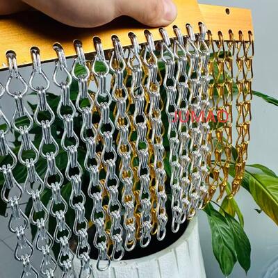Elegantes cortinas de eslabones de cadena de metal, separador de ambientes y diseño de espacios comerciales