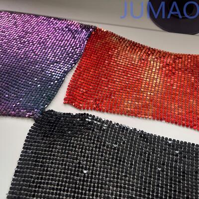 Las cortinas de metal brillante se hacen para fiestas con un acabado elegante y brillante