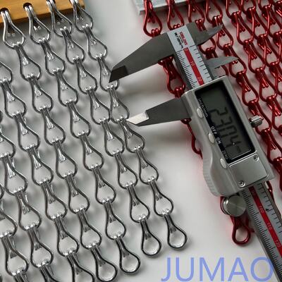 Varias cortinas de eslabones de cadena de metal que incorporan imágenes para mejorar el atractivo visual y la funcionalidad